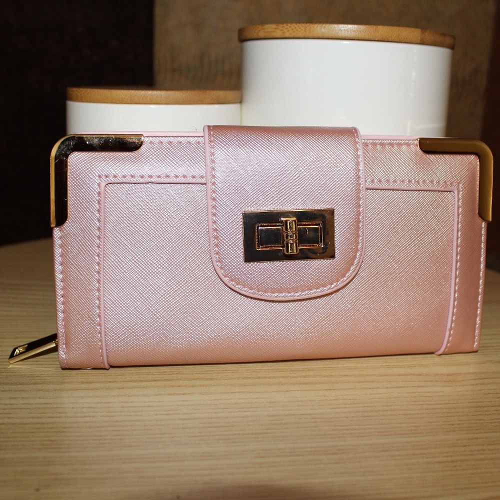 Crossbody Wallet in Pink